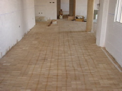 pasillo con parquet industrial 230
